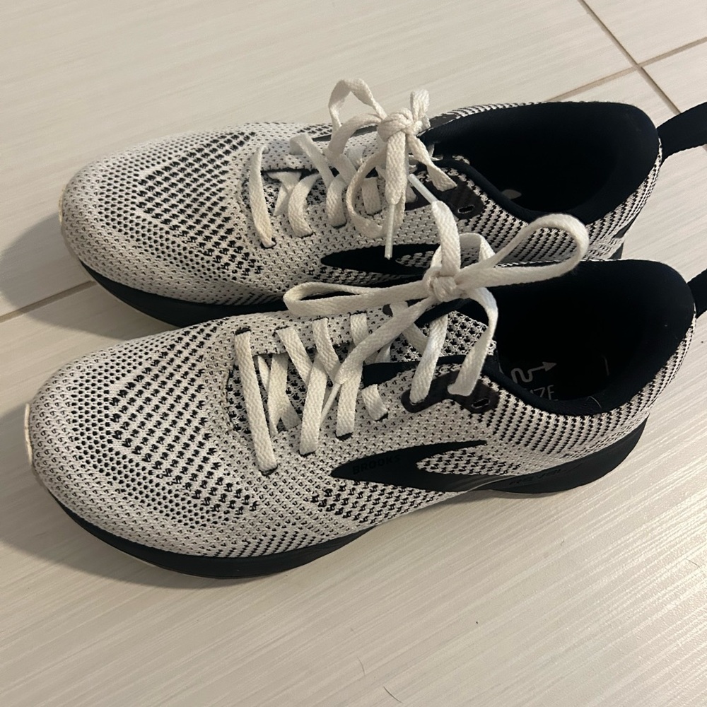 Brooks Womens Revel 5 White/Black Running Shoes Sneakers Size 8
